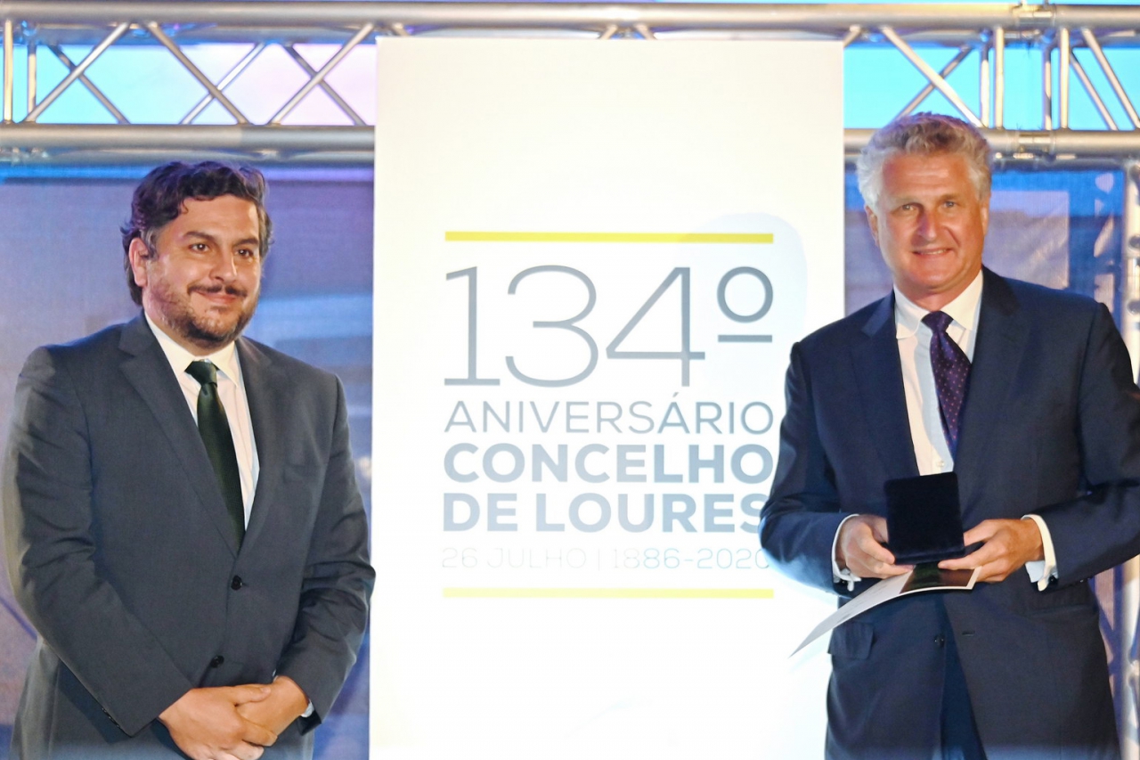 guy villax a receber medalha de merito do concelho com Bernardino Soares