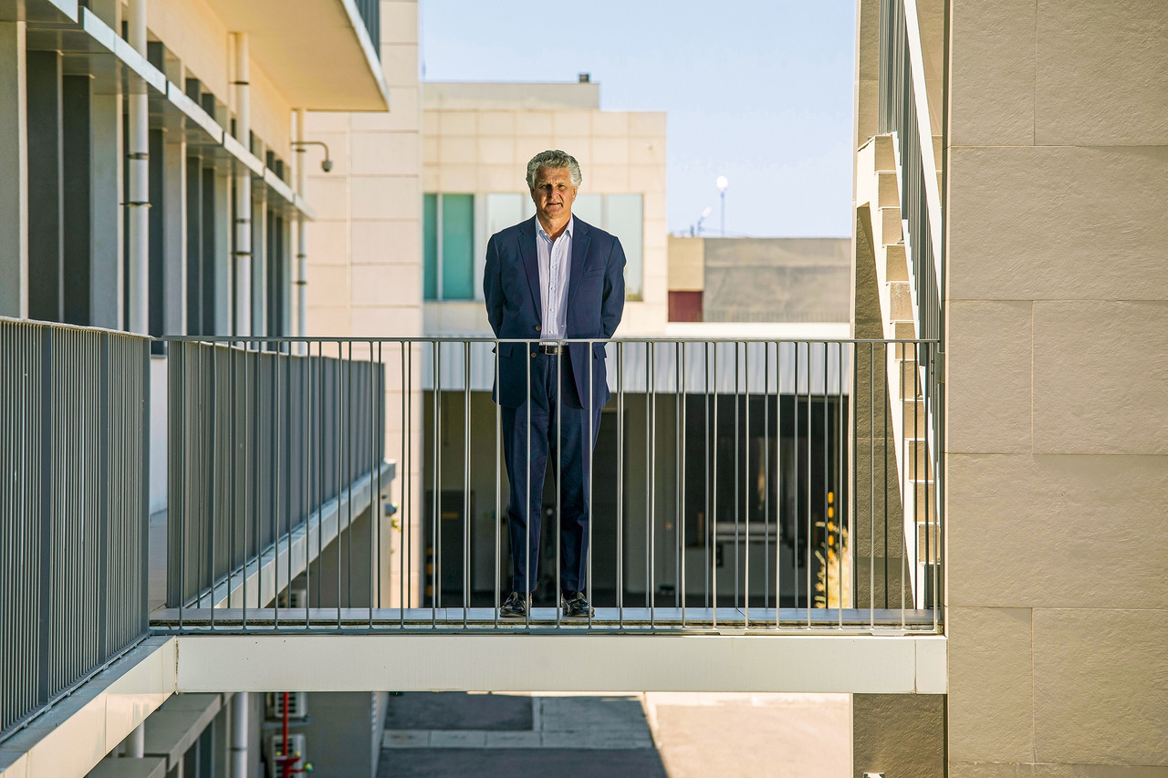 Guy Villax no passadiço no Centro de R&D da Hovione no Lumiar, fotografia por Tiago Miranda para o Expresso