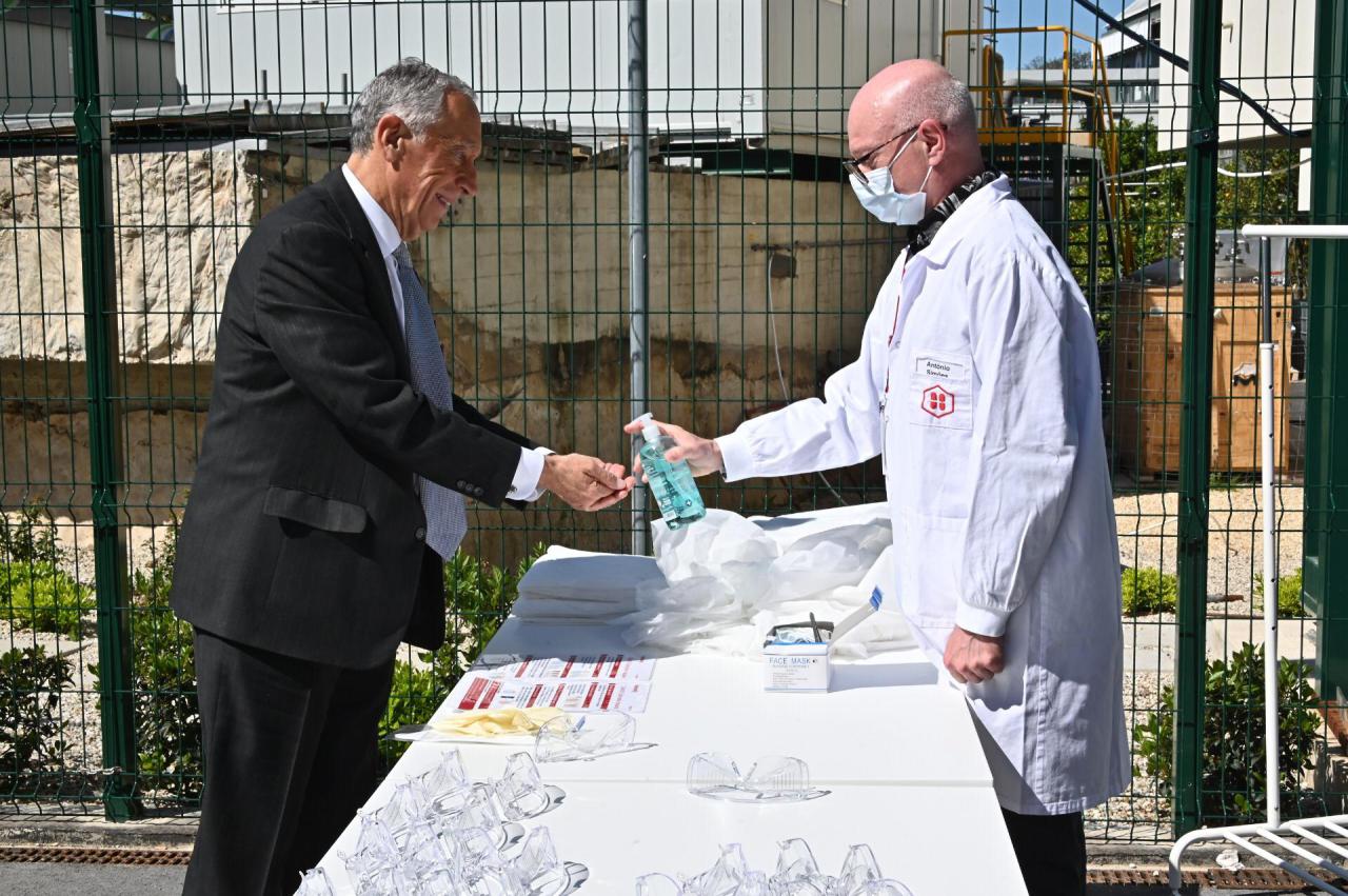visita marcelo rebelo de sousa desinfeta as maos com gel hovione